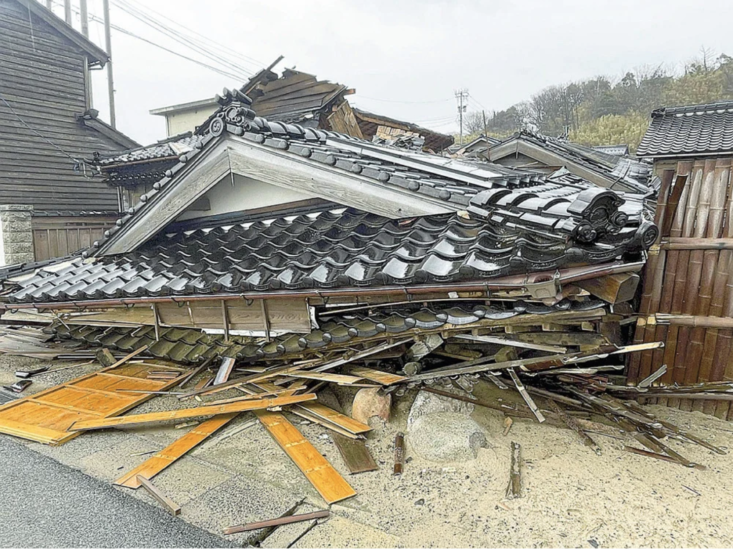 石川能登地震、文科省の教えである「机の下に隠れる」では助からない事が判明したのでは？戸建住宅の場合は大地震では外に避難。